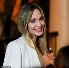 Bí ẩn đằng sau áo "Kindness Forever" của con trai Angelina Jolie: 10 năm  không gặp cha Brad Pitt