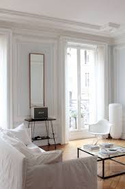 L Interieur Parisien Chic Et Creatif De La Blogueuse Vanessa Pouzet Deco Appartement Appartement Parisien Decoration Salon Appartement