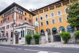 Libri, risorse digitali e strumenti dei marchi black cat, cedam scuola, cideb, de agostini, garzanti linguistica, garzanti scuola, ghisetti e corvi, liviana, marietti scuola libro in chiaro è un'iniziativa dell'associazione italiana editori dedicata ai libri delle scuole secondarie di primo e secondo grado. Scuole Sacra Famiglia Scuole Sacra Famiglia