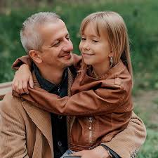 Девочка осталась жить с мамой, но много времени проводит в компании отца, который с удовольствием выкладывает. Lqj8fh Uzu6rlm