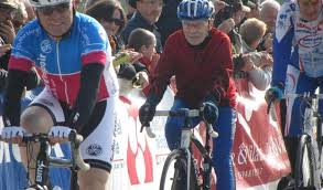 Robert marchand fête son 107 ème anniversaire à vélo sur les routes d'ardèche. P6zvt137wxnx M