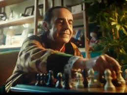 Müzikle ilkokul yıllarında tanışan özkan uğur, lise yıllarında amatör müzik grubu kurdu. Karakomik Filmler Deli 2020