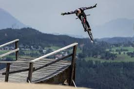 Points are scored for amplitude, originality and quality of tricks. Qbeusi9ekqntem