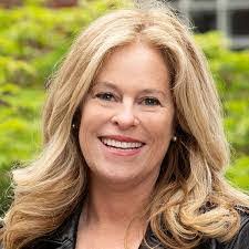 Julie Ireland's Instagram, Twitter & Facebook