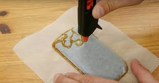 I made this after my phone case cracked right before now that the case is made now you'll want to make it super cool by adding a splash of color, use your imagination and make it just how you want it, the. Making A Diy Phone Case Using Only A Glue Gun