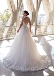 Una raccolta completa e aggiornata con i vestiti più belli e di tendenza visti in passerella e proposti da marchi italiani e internazionali. 10 Indimenticabili Abiti Da Sposa Romantici Per Il 2021