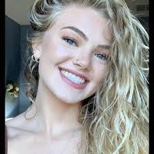 Hillary Rader's Instagram, Twitter & Facebook