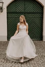 Finde dein traumkleid auf unserem second hand brautkleider markt große auswahl kleider in deiner nähe kleiderfee suchfunktion täglich neue kleider. Hochzeitsmode Second Hand Hochzeitskleider Braut Shop Perfect Day