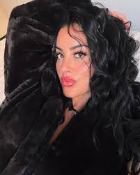 Happy selfie Sunday 🫶🏼 staying warm at home