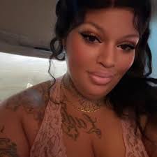 We toured an 8 bedroom house here in Las Vegas. It's so rare to get so many  bedrooms in houses these days. Thank you @six8realtor for showing us this  beautiful home! Let