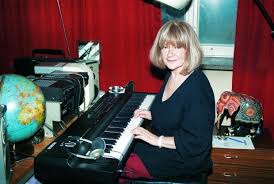 W środę w warszawie odbył się pogrzeb marii czubaszek. Maria Czubaszek Nie Zyje Nie Trzymala Sie Konwenansow Uwielbiala Papierosy Nawet Po Smierci Puszcze Dymek