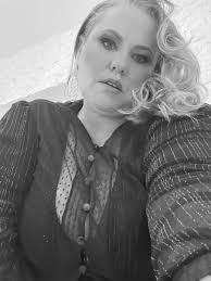 Baleia queria dormir. Acordaria feliz, num mundo cheio de preás…. As  crianças se espojariam com ela, rolariam com ela num pátio enorme, num  chiqueiro enorme. O mundo ficaria todo cheio de preás,