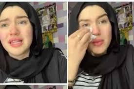 من الاوتيل خمور وانا مافهمت لان حكي بالانجليزيه مع الريسبشن واجي الاكل والخمور انا ظنيت انه عصير بالاول واخر شئ اتذكرة انى شربت معهم من باب المزح بعد ماخبرونى انها خمور وانا اقول كذابين وشربت من الزجاجه وكان طعهمها حلو ومافيها اي طعم يدل انها مش عصير وبعد شويتين. Ø§Ù„Ø´Ù†Ø§ÙˆÙŠ Ø§Ù„Ø·Ø§Ù„Ø¨Ø© Ø­Ù†ÙŠÙ† ØªØ¹Ø±Ø¶Øª Ù„Ø§ØºØªÙŠØ§Ù„ Ø¥Ø¹Ù„Ø§Ù…ÙŠ Ø§Ù„Ù…ØµØ±ÙŠÙˆÙ†