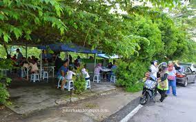 Customers dine under the shade of colourful umbrella canopies and small leafy trees, but it can still get pretty hot here. Laksa Johor Nasi Lemak At Warong Hijau Warong Pokok Ceri In Johor Bahru Johor Kaki Travels For Food