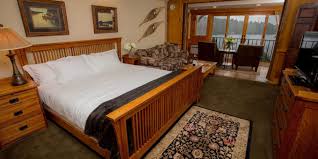 Have you ever had a guest or been a guest where you just wished for a little space and privacy? Fox Den Mirror Lake