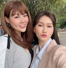 Ngoài là mc truyền hình, hương giang (sinh năm 1989) còn là một trong những gương mặt diễn viên trẻ được nhiều người yêu mến. HÆ°Æ¡ng Giang Mua Hoa Tim Láº¡i Máº¹ Ä'Æ¡n Than Nong Bá»ng Yeu Trai Tráº» Ä'inh Ä'am Thá»ƒ Thao 99