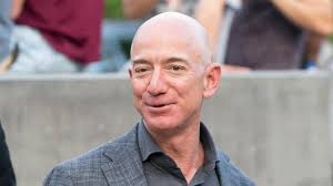 Jeff bezos, founder of amazon, has announced that he and his brother mark bezos will be joining the auction winner on new shepard's first human flight next month. Jeff Bezos Besitzt Als Erster Mensch 200 Milliarden Dollar Stern De