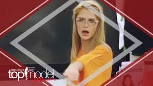 Sara kulka gibt ihrer kleinen tochter annabell in einem lokal die brust. Ameisen In Der Modelvilla Sara Kulka Rastet Aus Throwback Germany S Next Topmodel Prosieben Youtube