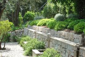 Lay Of The Landscape 12 Elements Of Provence Garden Style Jardins Mediterraneen