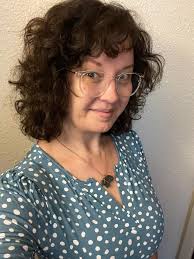 I LOVE THIS DRESS!!!!! for reference I'm 5,5”, 155 lbs and this is a  medium. Flattering fit for curves and it has pockets!! Bring