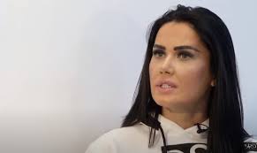 „ei te urmăresc pe tine nu pentru că ești frumoasă, că nu ești, nu pentru că ești deșteaptă, că nu ești, pentru că apari pe sticlă!'. Oana ZÄƒvoranu A Mai Bifat Un Proces CaÈ™tigat Impotriva InfluenceriÈ›elor