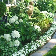 Curving Garden With Hydrangea Boxwoods Impatiens Courtyard Landscaping Hydrangea Landscaping White Gardens
