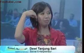 Berbagi dan membangun, jangan sampai ada perpecahan, jaga kesatuan dan persatuan nkri. Dewi Tanjung Sari Olah Limbah Jadi Souvenir Menarik