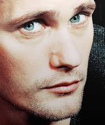 Lequel des frères Skarsgård trouvez-vous le plus attirant — Alex ou Bill ?  Je préfère Bill — il a ces yeux hypnotiques, surnaturels et un sourire  charmant. J'aime la combinaison des yeux