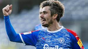 Holstein kiel kämpft um den aufstieg, der 1. Fussball Holstein Kiel Erhoht Druck Auf Den Hsv