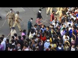 In indien setzt die polizei die ausgangssperre durch. Coronavirus In Indien Polizei Treibt Wanderarbeiter Auseinander Youtube