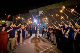 How Much Does It Cost To Cater A Wedding For 100 People Updated For 2019 Roaming Hunger In 2020 Wedding Catering Cost National Wedding Show Wedding Food Catering