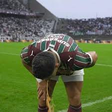 Hulk passa mal e vomita na ida para o intervalo de Corinthians x Fluminense