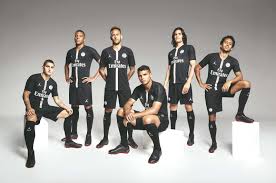 S'ils sortent généralement au mois de septembre peu avant la ligue des champions, les maillots third fuitent le plus souvent dès le printemps. Le Psg Et Air Jordan Presentent Les Maillots Champions League 2018 19