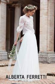 Gli abiti da sposa, ognuno con il nome di un fiore, sono raffinatamente eleganti, senza scollature eccessive e spacchi fuori luogo. Collezione Abiti Da Sposa Alberta Ferretti 2016