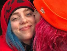 No mesmo dia, Billie Eilish lamenta a morte de duas grandes fãs: “eu quero  gritar”