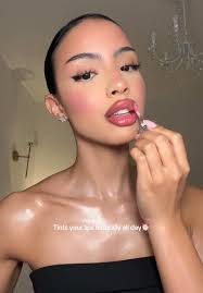 Rose Kiss's Instagram, Twitter & Facebook