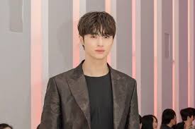 Последние твиты от byeon woo seok (ビョン・ウソク) japan official (@byeonwooseok_jp). Byun Woo Seok Stands Out On The Runway As A Model And Aspiring Actor In Record Of Youth Soompi