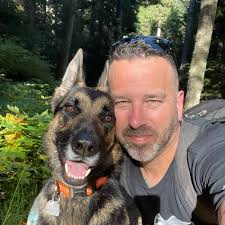 Pierre Poilievre veut sabrer notre diffuseur public national. Mark Carney  veut l'édifier.