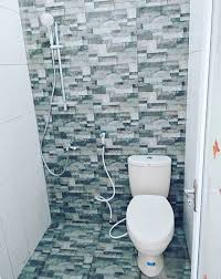 Anda bisa menambahkan pembatas kaca pada bagian shower agar saat mandi air tidak membasahi seluruh lantai. Info Terbaru Desain Kamar Mandi Sederhana Minimalis Ideku Unik