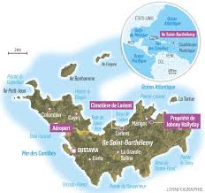 Johnny se repose près de sa piscine dans la maison de la plage de lorient. Saint Barthelemy Carte Du Monde Vacances Guide Voyage