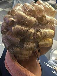 Mise En Plis Sur Cheveux Blond Deroulee Bouffant Hair Hair Curlers Vintage Hairstyles