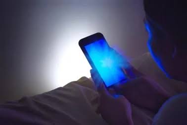 Hiểm họa từ ánh sáng xanh