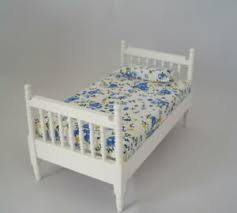 Produkte und material zum thema matratze puppenbett auf kasuwa finden. Puppenbett Weiss Matratze Puppenhaus Mobel Schlafzimmer Miniatur 1 12 Ebay