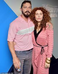 According to the suit, when she begged to be let out of the vehicle, labeouf pulled into a gas station and let her get her bags only to then follow. Shia Labeouf And Fka Twigs Honey Boy Director Declares Solidarity With Singer Aktuelle Boulevard Nachrichten Und Fotogalerien Zu Stars Sternchen