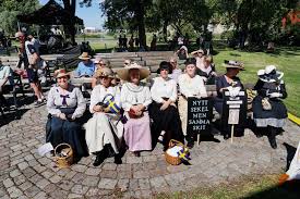 Almedalsveckan, også kaldt politikerveckan) er en årlig samling i og omkring almedalen i visby på den svenske ø gotland.her samles svenske politiske partier, interesseorganisationer og andre interessenter for at diskutere politik.alle arrangementerne i løbet af ugen er gratis for besøgende, og alle har fri adgang uden registrering. Almedalsveckan Eine Woche Lang Politik Pur In Visby Schwedenstube Dein Portal Fur Reisen Nach Schweden