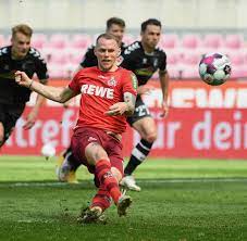 Für alle mitglieder und fans des 1. 1 Fc Koln Fans Singen Fc Nach Vorn Doch Der Rutscht Beim Elfmeter Aus Welt
