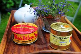 Le surströmming est une spécialité culinaire suédoise à base de hareng de la baltique qui a fermenté pendant plusieurs mois. Surstromming Swedish Ferm By Svetlana Serdiukova Mostphotos