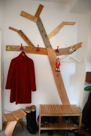 Zum bau der schwenkgarderobe benötigt man ein holzbrett mit den maßen 70x12x2,5 cm. Garderobe Selber Bauen Ideen Und Anleitungen Fur Jeder Der Lust Dazu Hat Bastelideen Diy Garderoben Flurmobel Zenideen