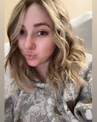 Farrah Bennett's Instagram, Twitter & Facebook