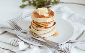 Pancakes noch warm mit ahornsirup servieren. Pancakes Mit Griechischem Joghurt Manusrezepte De